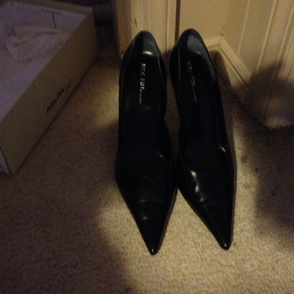 Black pumps