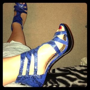 Super sexy blue snake skin heels