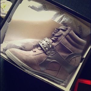 Studded heel sneakers