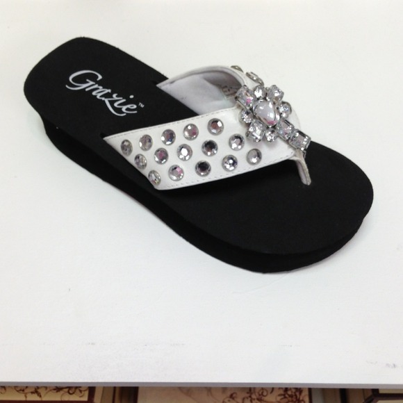 Grazie Kitty Cross Rhinestone Flop Size 11