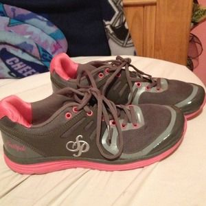 Running/walking shoes