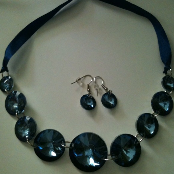 Blue gem necklace & earring blue ribbon tied back