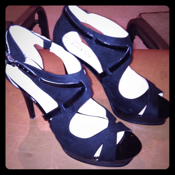 Guess patent/suede pump