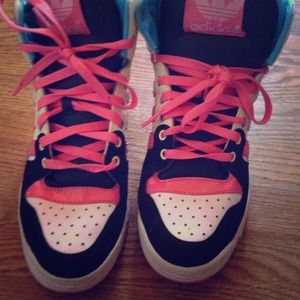 Adidas girls tennis shoes