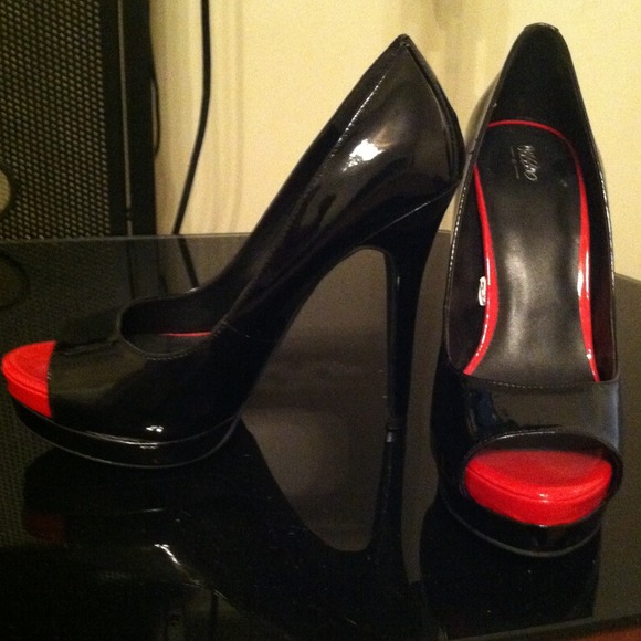 mossimo Shoes - Black and red heels
