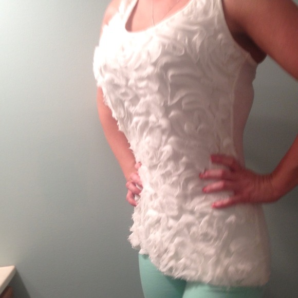 Tops - Beautiful new white rosette tank ❤💕