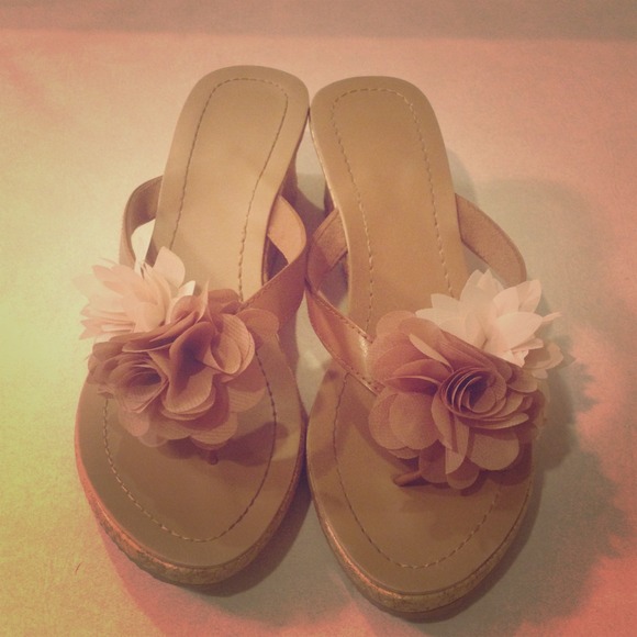 Flower wedge sandals