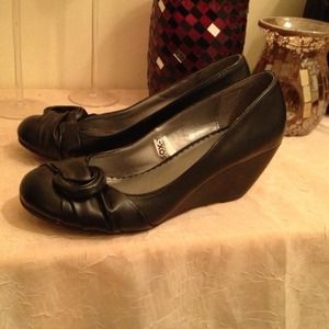 Hold! Black wedge heels