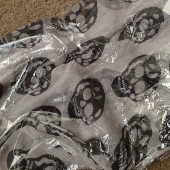 White skull scarf