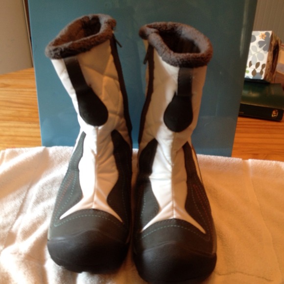 Keen boots size 9