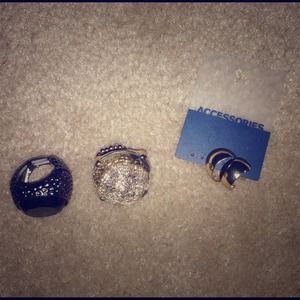 Two cocktail rings and earrings