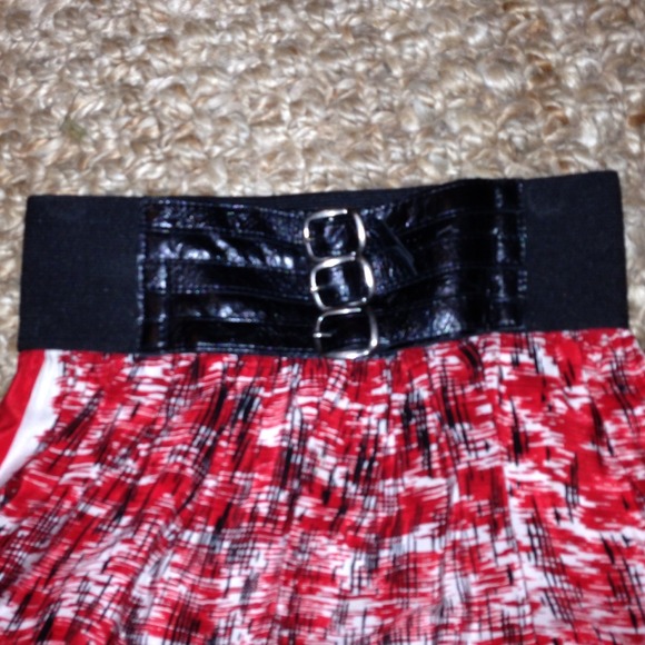 Patterned high waisted skirt with buckle detail - Picture 3 of 4