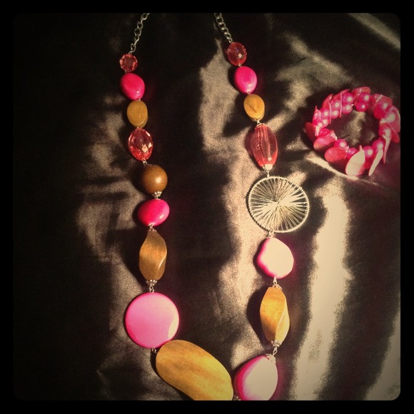 REDUCED 😍😍BOLD 😍😍Necklace set with Bracelet