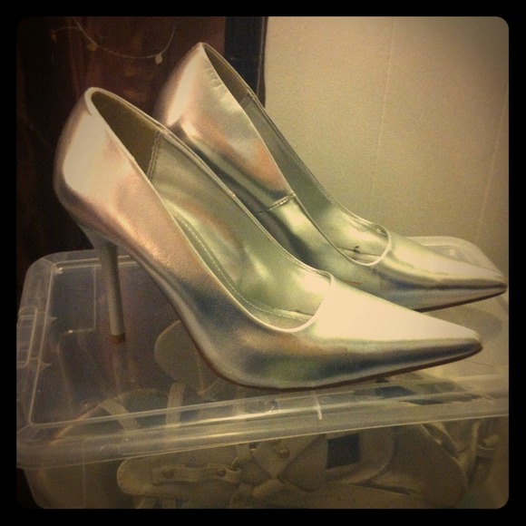 Silver pumps
