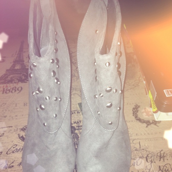 🚫SOLD ON EBAY🚫🎀Studded Grey Booties🎀 - Picture 2 of 4