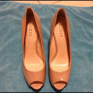 Size guess peep toe shoes in nude