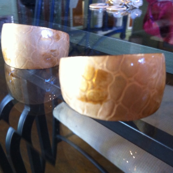 Tan/gold snake print "C" shaped earrings - Picture 4 of 4