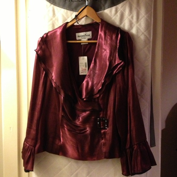 New cute top. Missing 1 stone. Tag still on it.