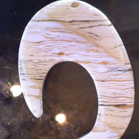 Wood look a like "C" shaped earrings - Picture 2 of 4