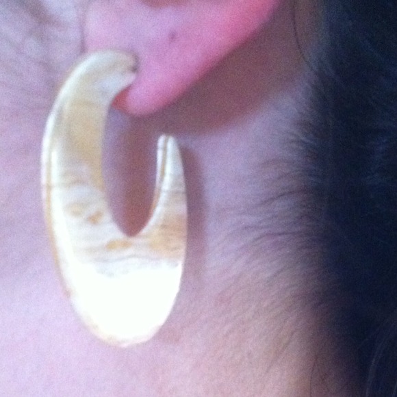 Wood look a like "C" shaped earrings - Picture 3 of 4