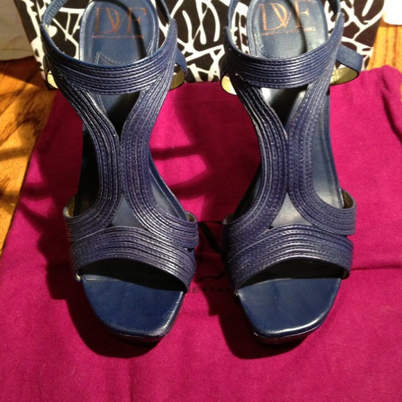 ***SOLD*** DVF blue sandals - Picture 2 of 4
