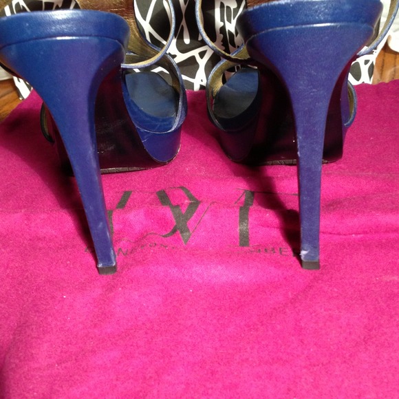 ***SOLD*** DVF blue sandals - Picture 3 of 4