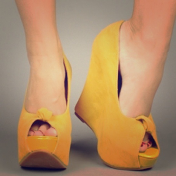 🔴SOLD🔴 Yellow wedges