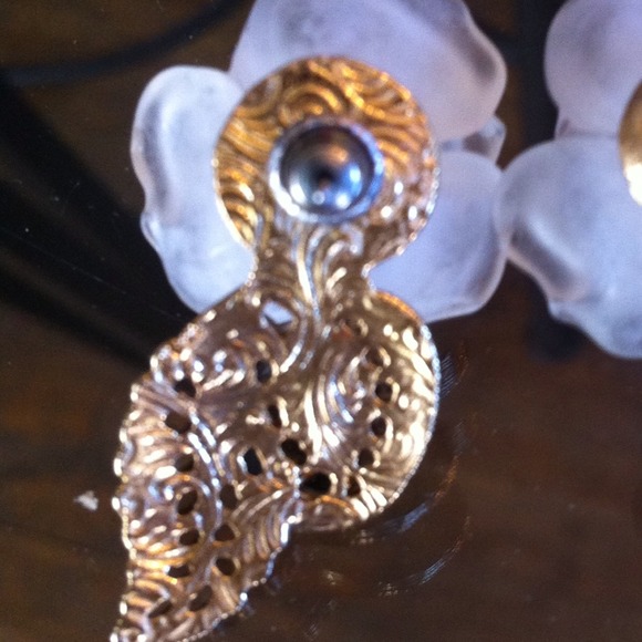 BEAUTIFUL vintage gold leaf/flower earrings - Picture 2 of 3