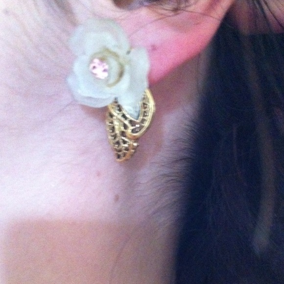 BEAUTIFUL vintage gold leaf/flower earrings - Picture 3 of 3
