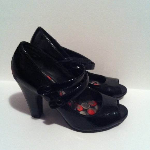 Black patent leather Mary Janes pumps