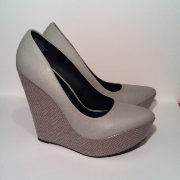 Rock & Republic gray wedges