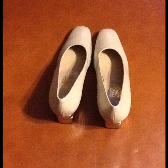 Ferragamo white pearlized pump. Silver heel. - Picture 2 of 4