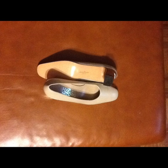 Ferragamo white pearlized pump. Silver heel. - Picture 3 of 4