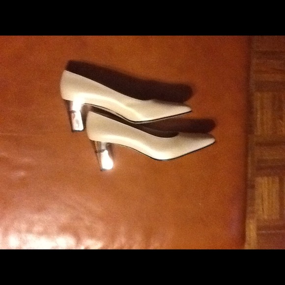 Ferragamo white pearlized pump. Silver heel. - Picture 4 of 4