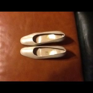 Ferragamo white pearlized pump. Silver heel.