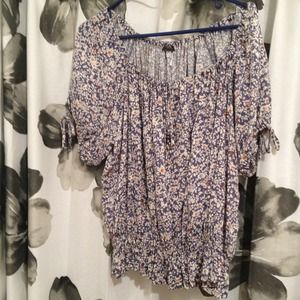 💥REDUCED Guess size medium peasant top