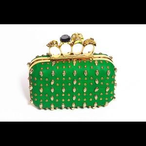 Knuckle duster skull clutch