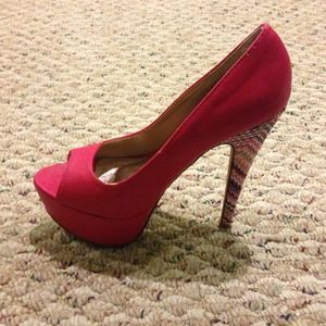 Peep toe pumps