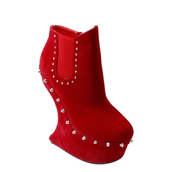 Heeless wedge bootie