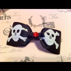 Skulls hair clip