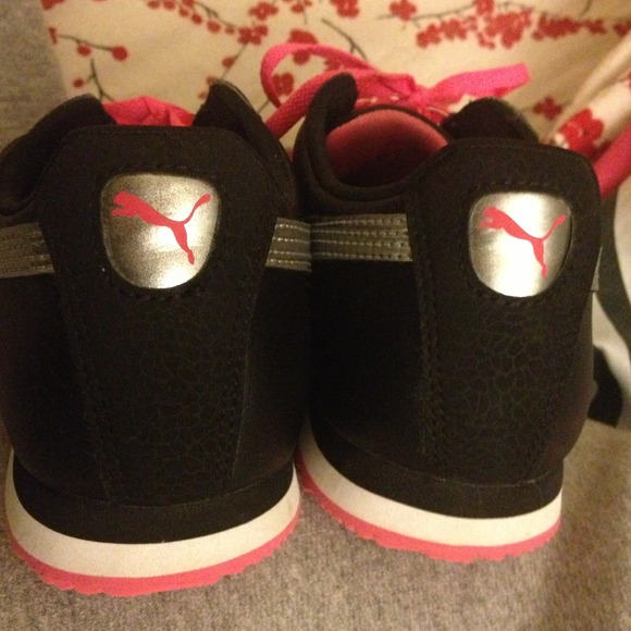 Authentic Puma Roma sneaks👟😍❤✨ - Picture 4 of 4
