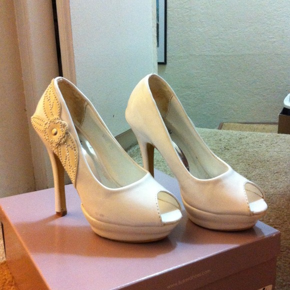 White shoes (35)