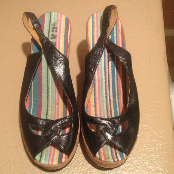 Black wedges