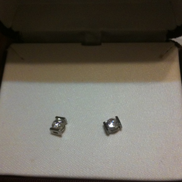 Cute stud "diamond" earrings! NEVER BEEN WORN.