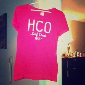 Hollister tee.
