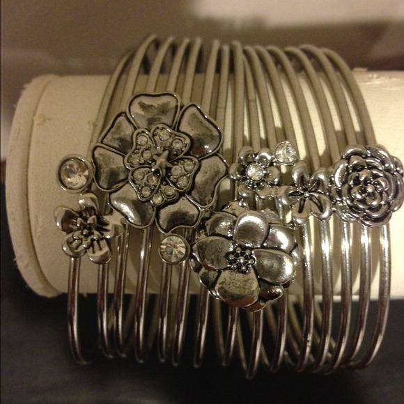 Bangle bracelet silvertone