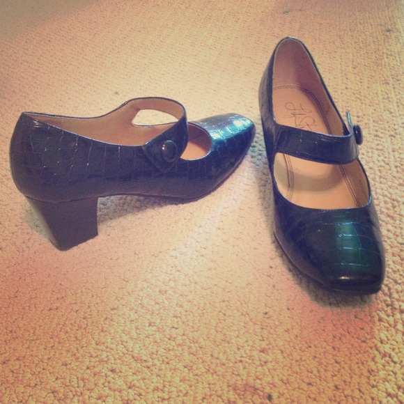 Black life stride heels