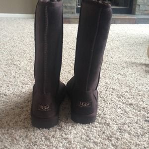 Ugg boots new with dust bag. Chocolate brown color
