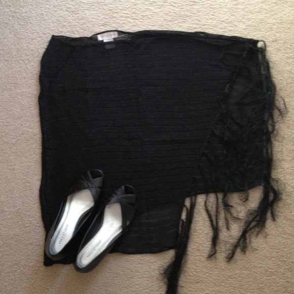 ✂Reduced✂Very pretty black shawl