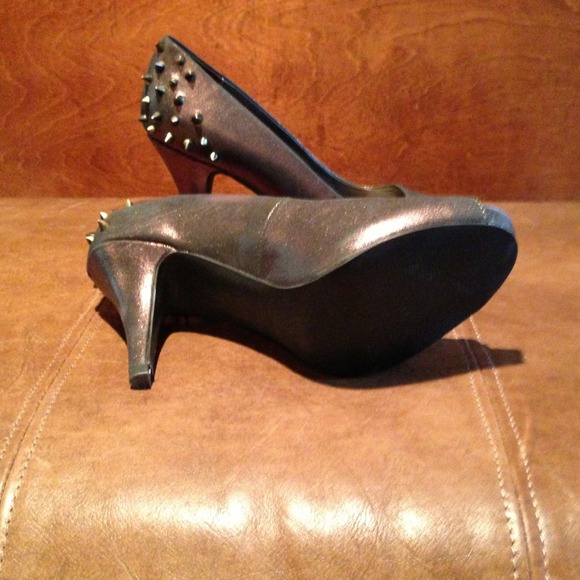 Fergalicious , studded pump - Picture 3 of 3